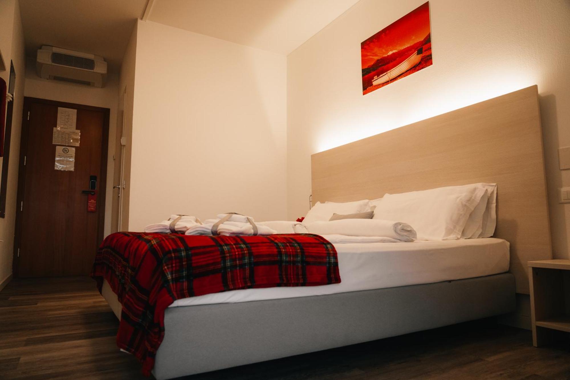 Hotel Internazionale Luino Bagian luar foto